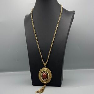 Hollycraft gold tone necklace